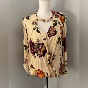 Oddy blouse Floral faux wrap high-low. Off white Size S